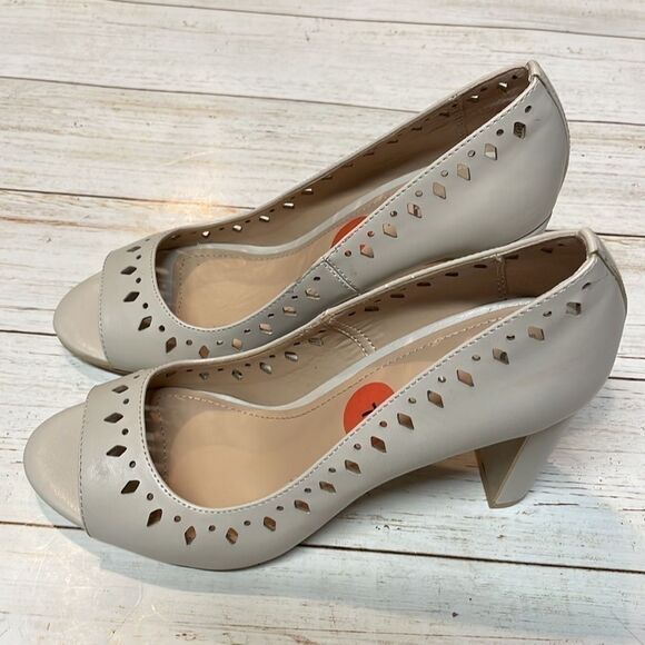 DKNY women’s open toe heels. Beige. Size 7. - Picture 5 of 12